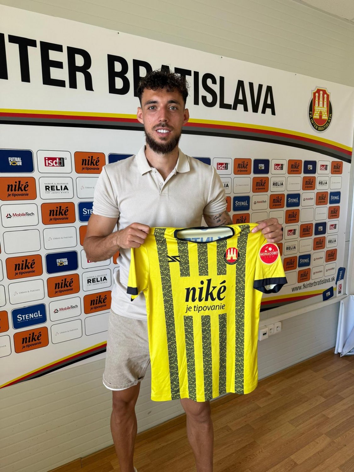 Obranca Marek Václav drží v rukách žlto-čierny dres.